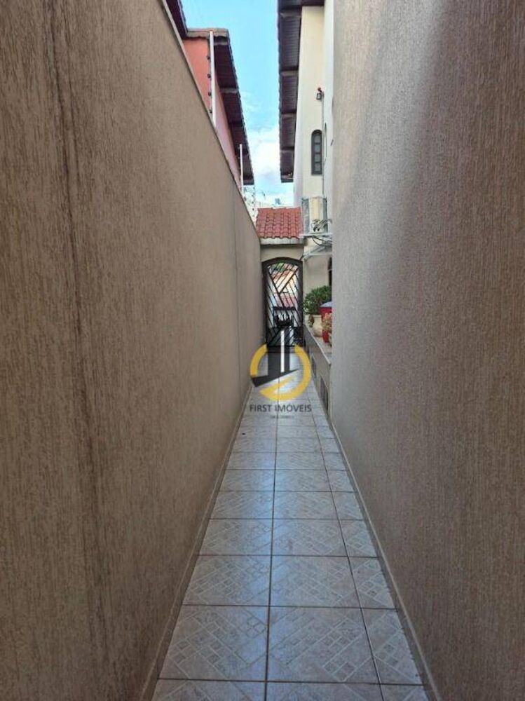 Sobrado à venda com 3 quartos, 300m² - Foto 1