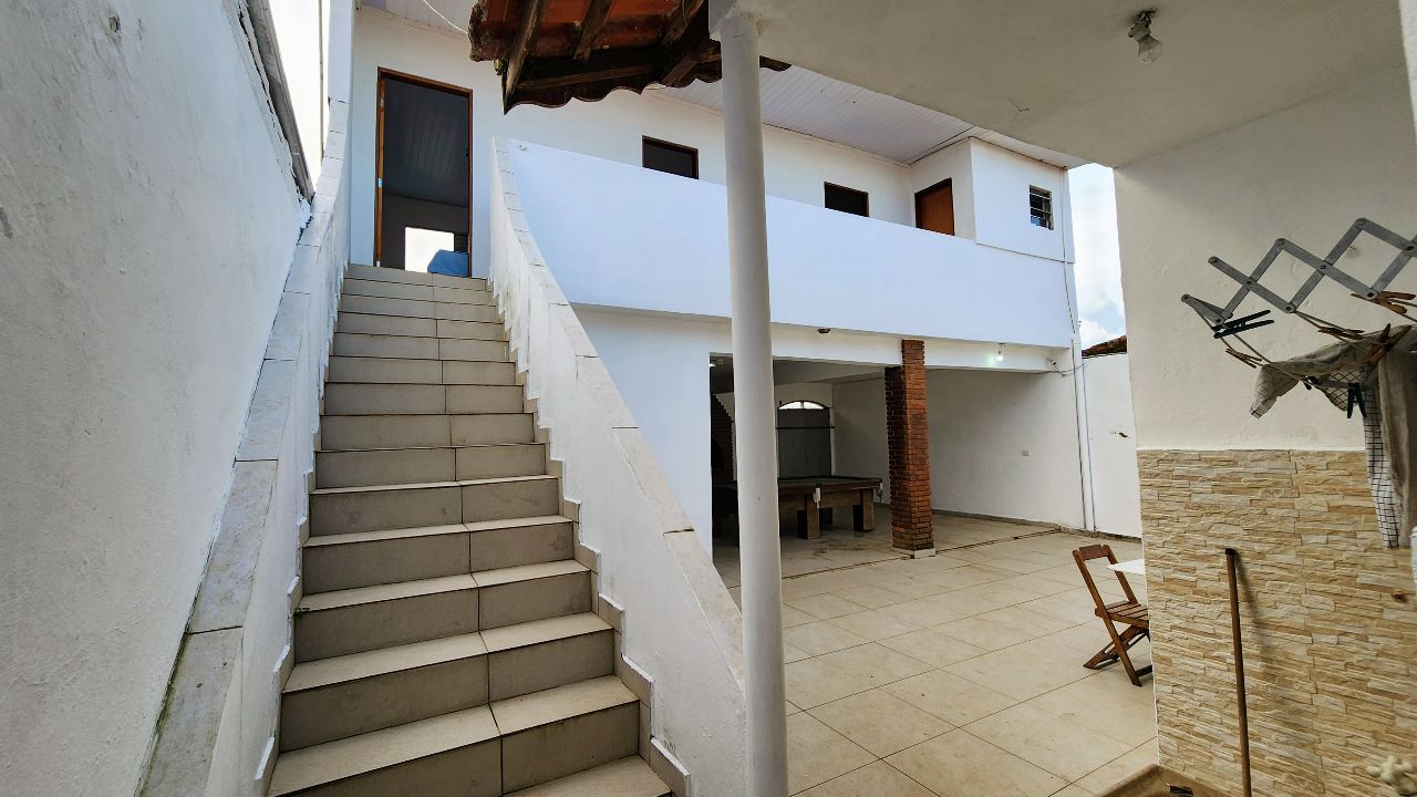 Casa à venda com 5 quartos, 195m² - Foto 2