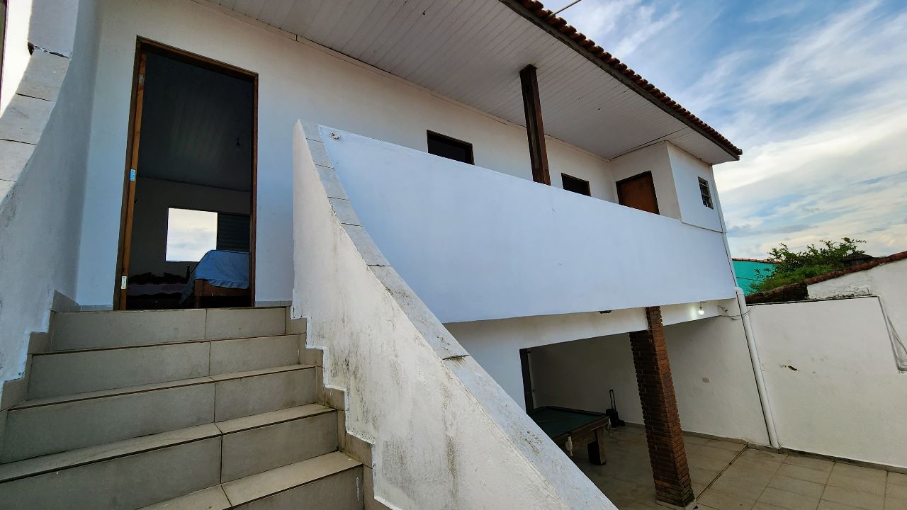 Casa à venda com 5 quartos, 195m² - Foto 4