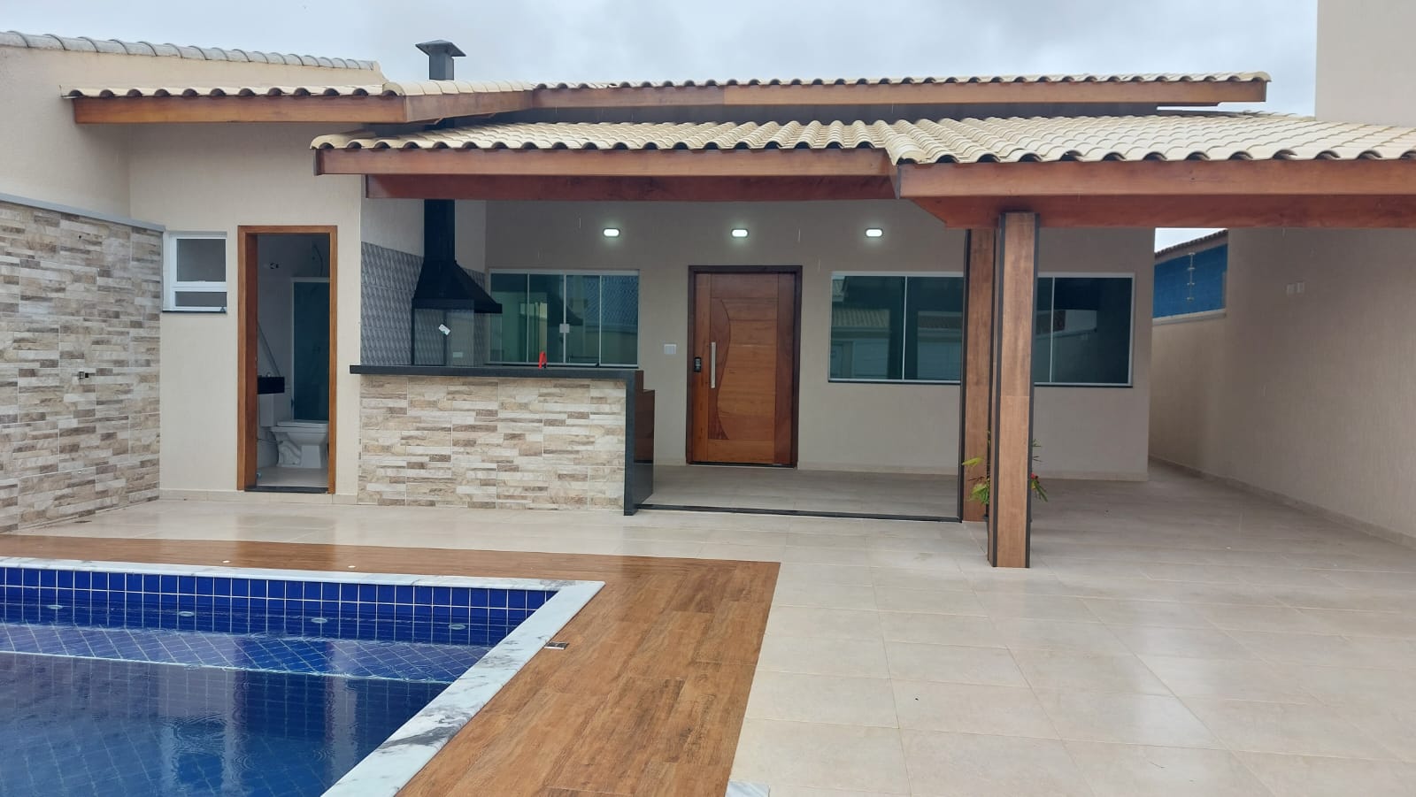 Casa à venda com 3 quartos, 137m² - Foto 1