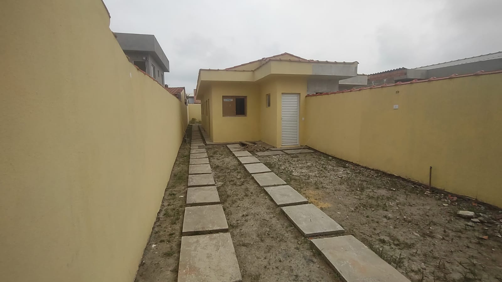 Casa à venda com 2 quartos, 80m² - Foto 1