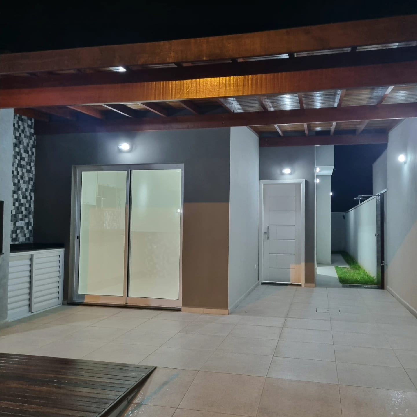 Casa à venda com 2 quartos, 70m² - Foto 1