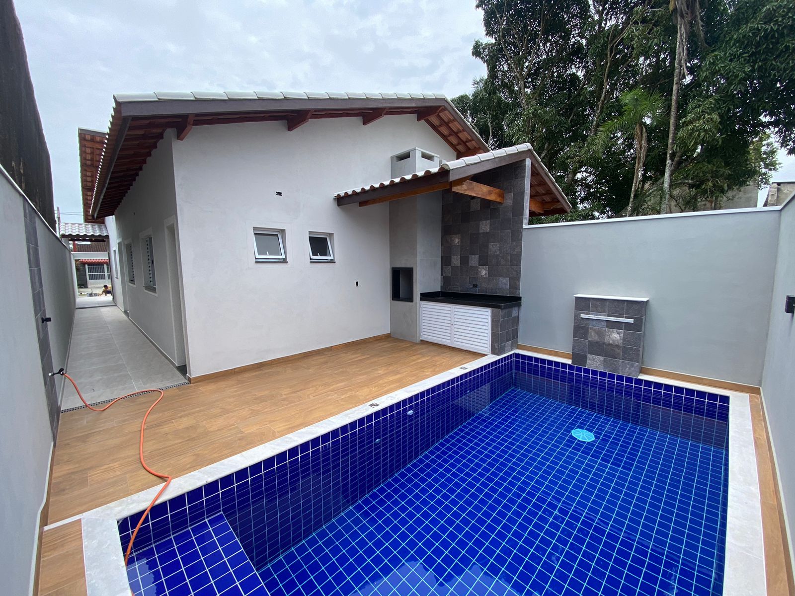 Casa à venda com 2 quartos, 74m² - Foto 1