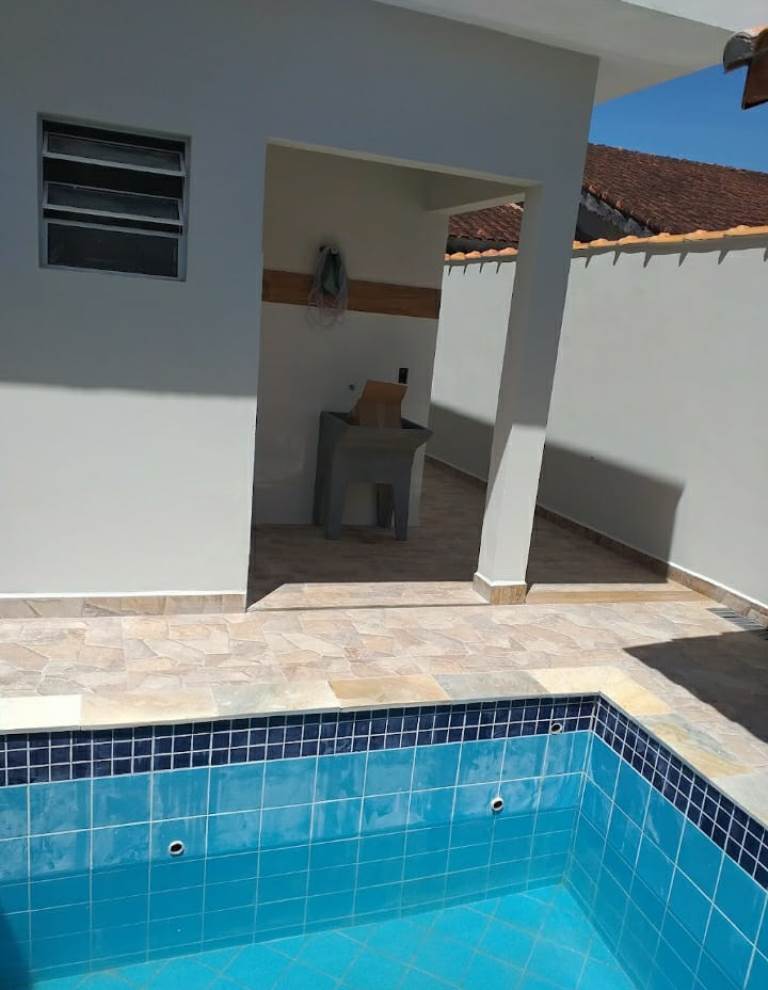 Casa à venda com 2 quartos, 64m² - Foto 1