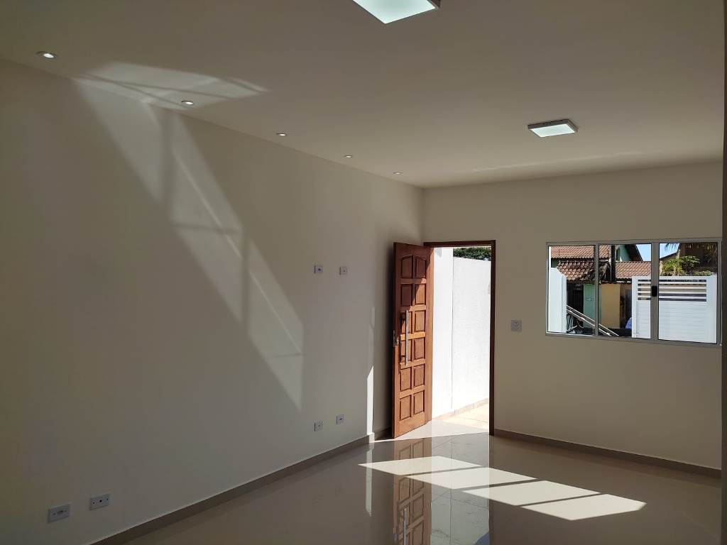 Casa à venda com 2 quartos, 72m² - Foto 2