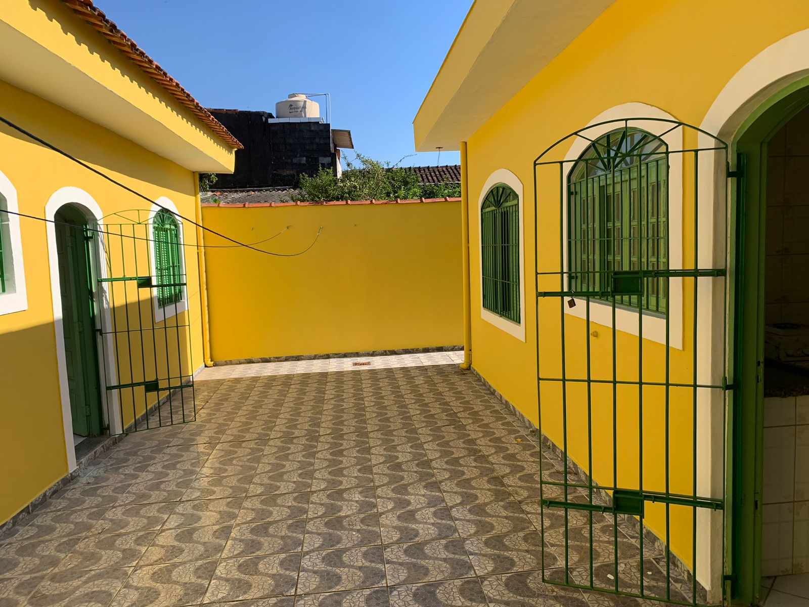 Casa à venda com 4 quartos, 180m² - Foto 2