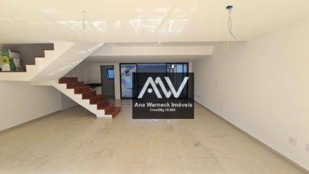 Casa à venda com 3 quartos, 238m² - Foto 1