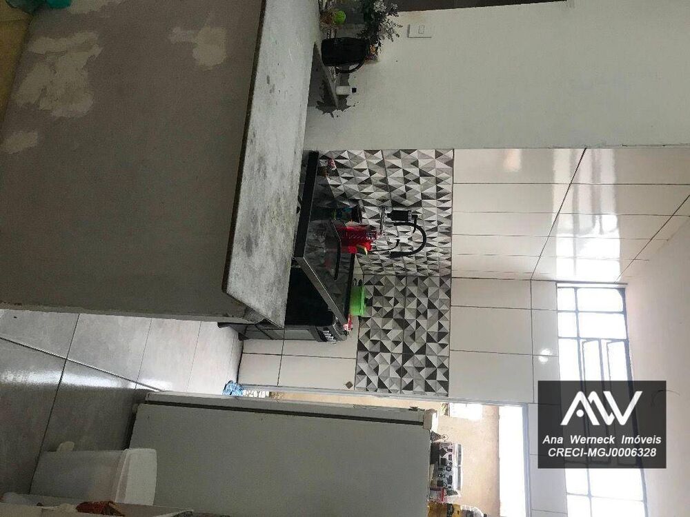 Casa à venda com 5 quartos, 300m² - Foto 1