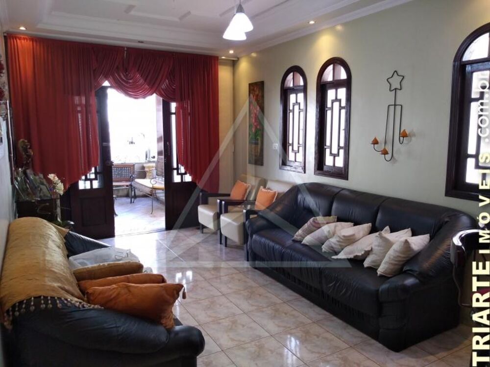 Casa à venda com 3 quartos, 240m² - Foto 1