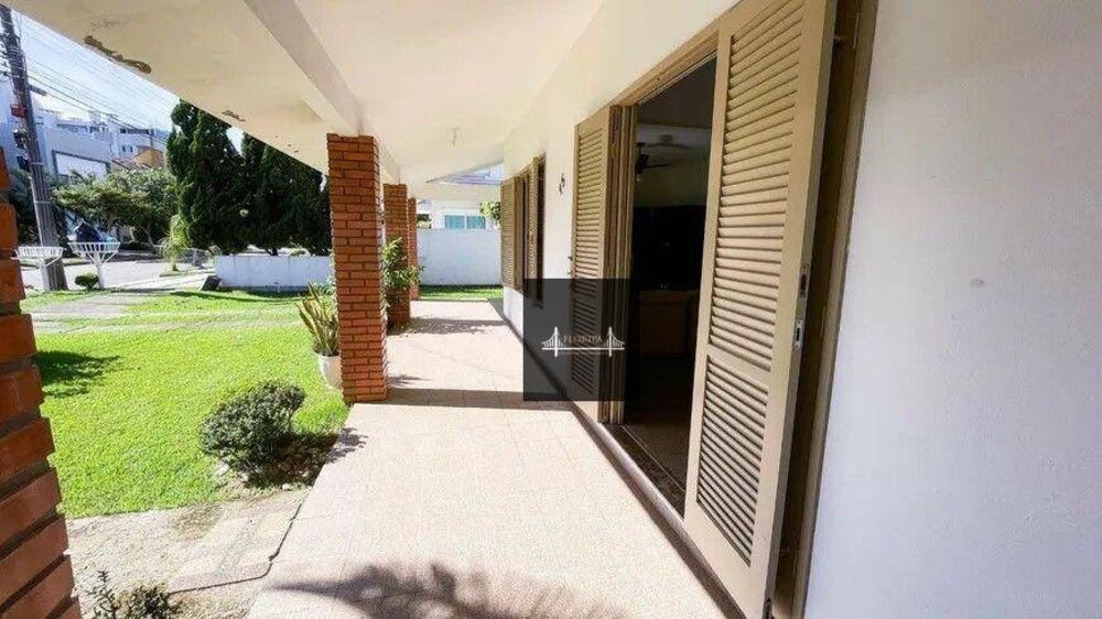 Casa à venda com 5 quartos, 300m² - Foto 3