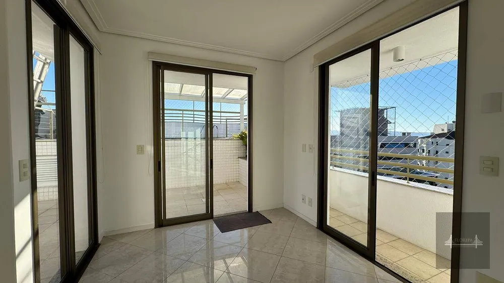 Cobertura, 3 quartos, 224 m² - Foto 2