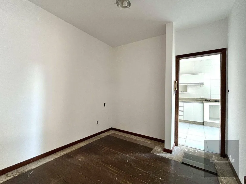 Casa, 7 quartos, 331 m² - Foto 2