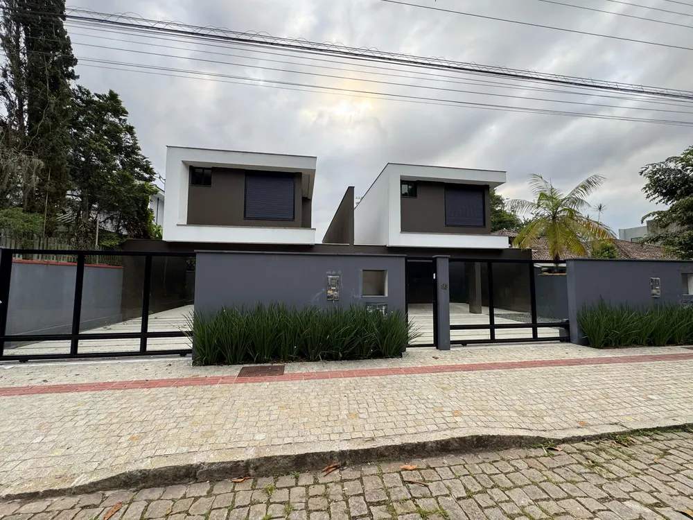 Casa, 4 quartos, 218 m² - Foto 1