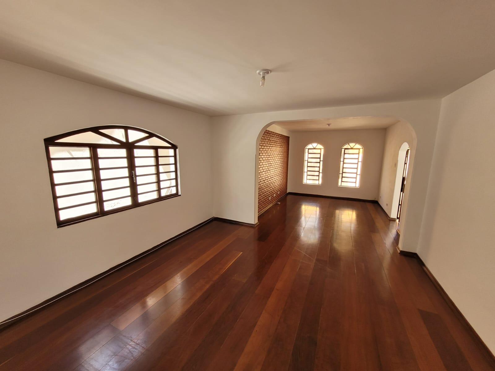 Casa à venda com 4 quartos, 250m² - Foto 4