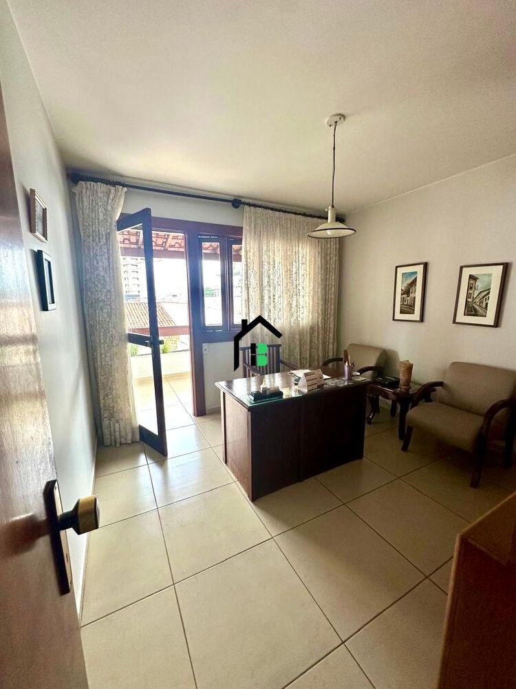 Casa à venda e aluguel com 5 quartos, 260m² - Foto 2
