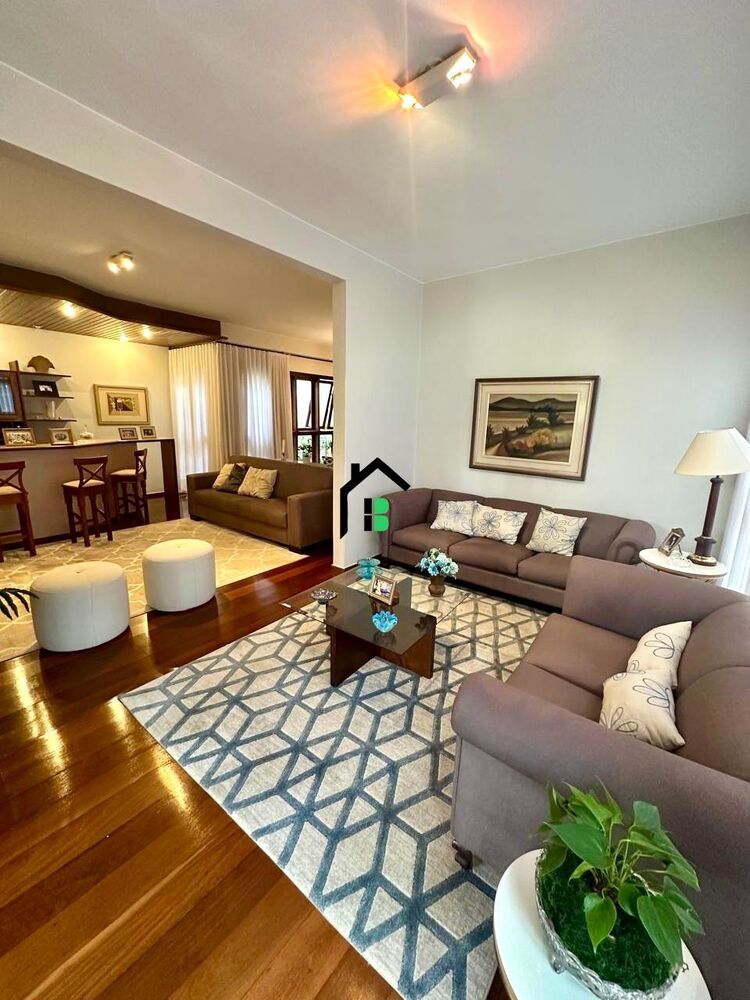 Casa à venda e aluguel com 5 quartos, 260m² - Foto 1