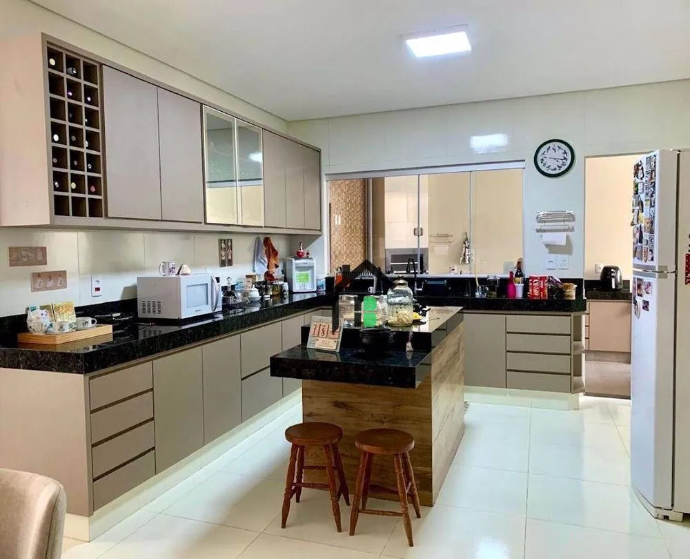 Casa, 3 quartos, 220 m² - Foto 1
