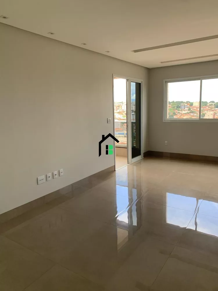 Apartamento à venda com 3 quartos, 140m² - Foto 2