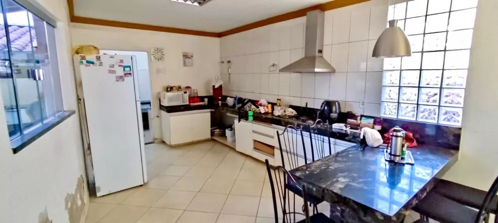 Casa à venda com 4 quartos, 194m² - Foto 1