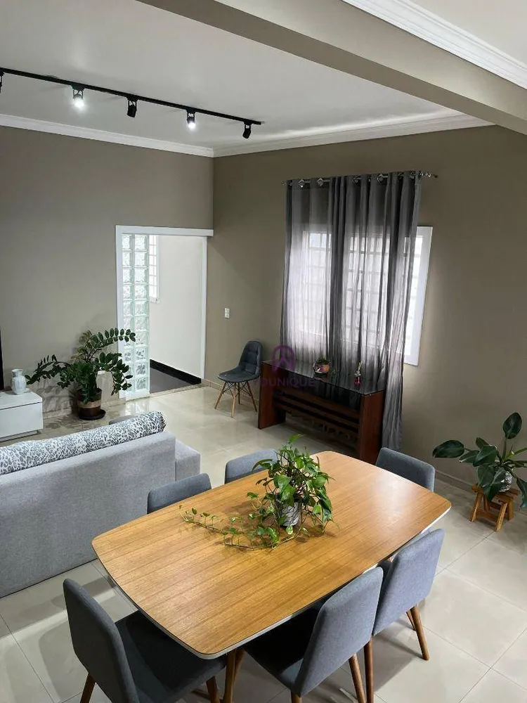 Casa, 4 quartos, 250 m² - Foto 1
