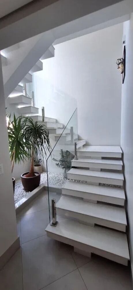 Casa de Condomínio à venda e aluguel com 3 quartos, 328m² - Foto 1