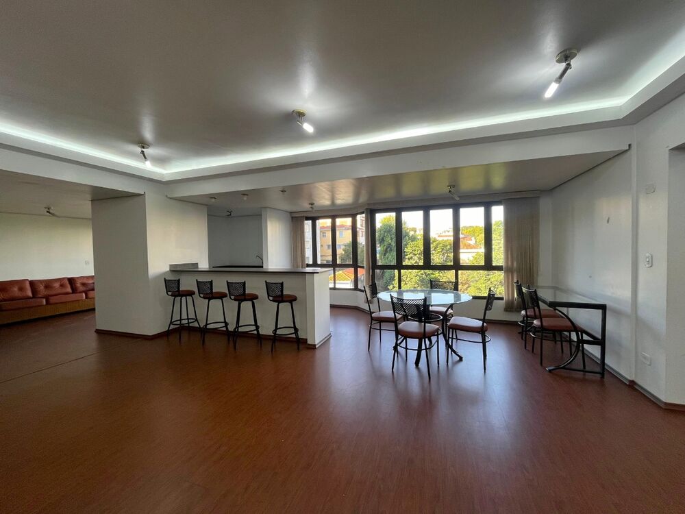 Apartamento à venda com 3 quartos, 200m² - Foto 2