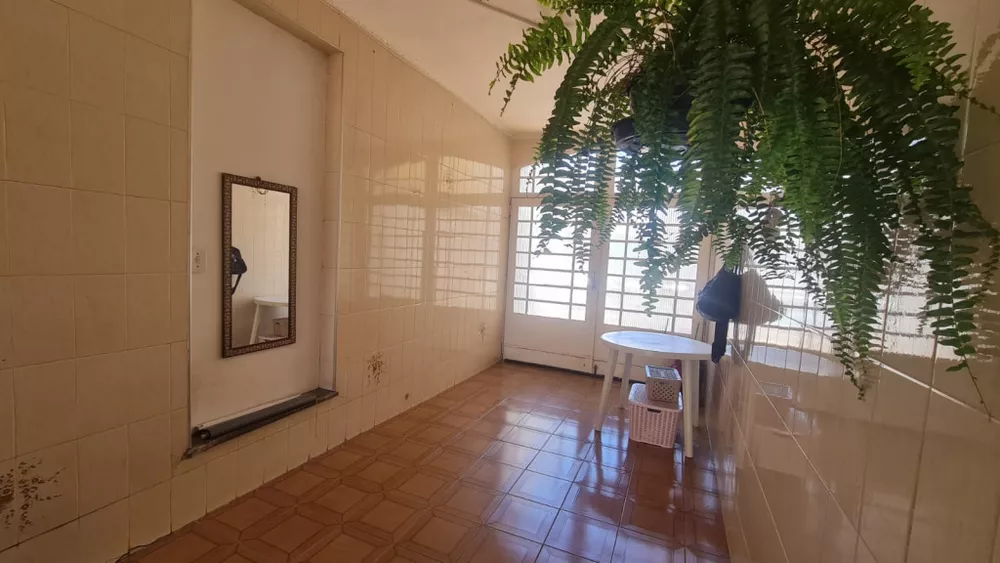 Casa à venda com 5 quartos, 210m² - Foto 2