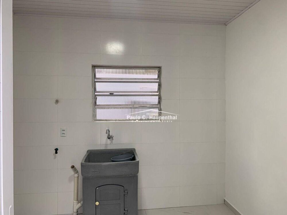 Casa à venda com 3 quartos, 228m² - Foto 2