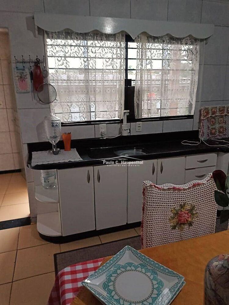 Casa à venda com 4 quartos, 240m² - Foto 2