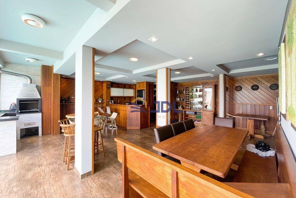 Casa à venda com 4 quartos, 530m² - Foto 1