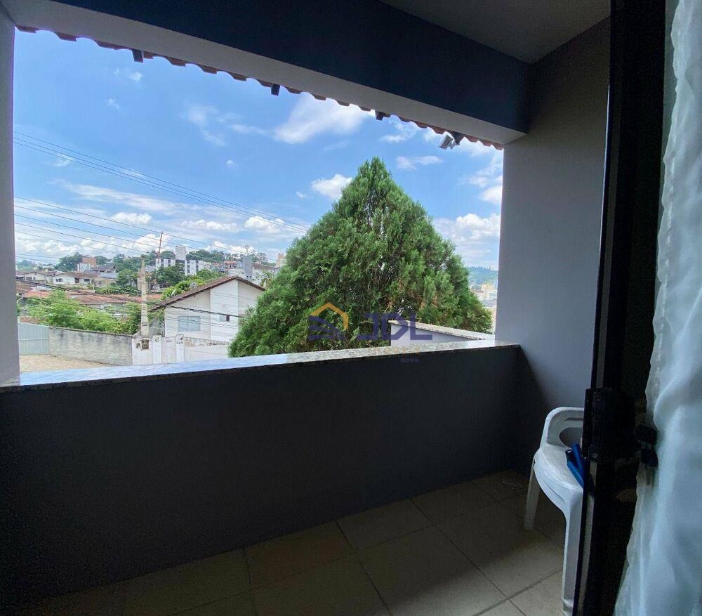 Casa à venda com 3 quartos, 250m² - Foto 2