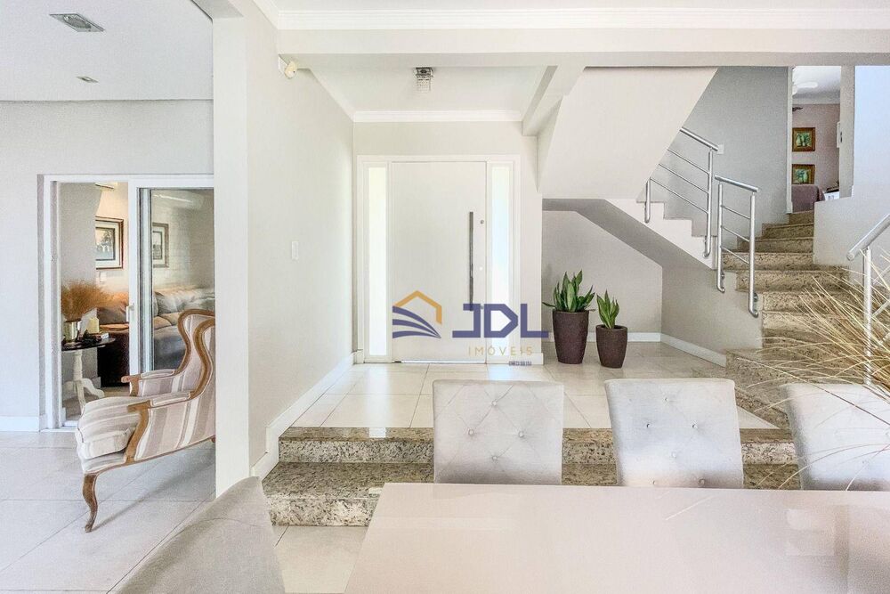 Casa à venda com 3 quartos, 260m² - Foto 2