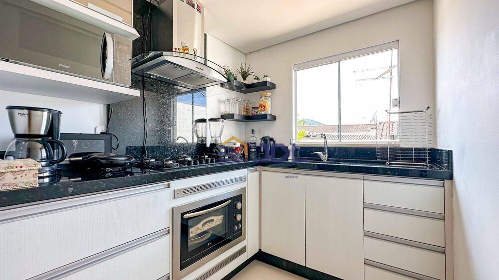 Casa à venda com 2 quartos, 120m² - Foto 2