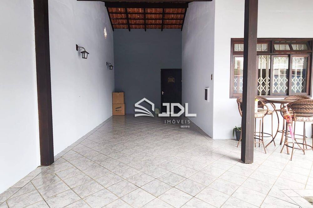 Casa à venda com 3 quartos, 227m² - Foto 1