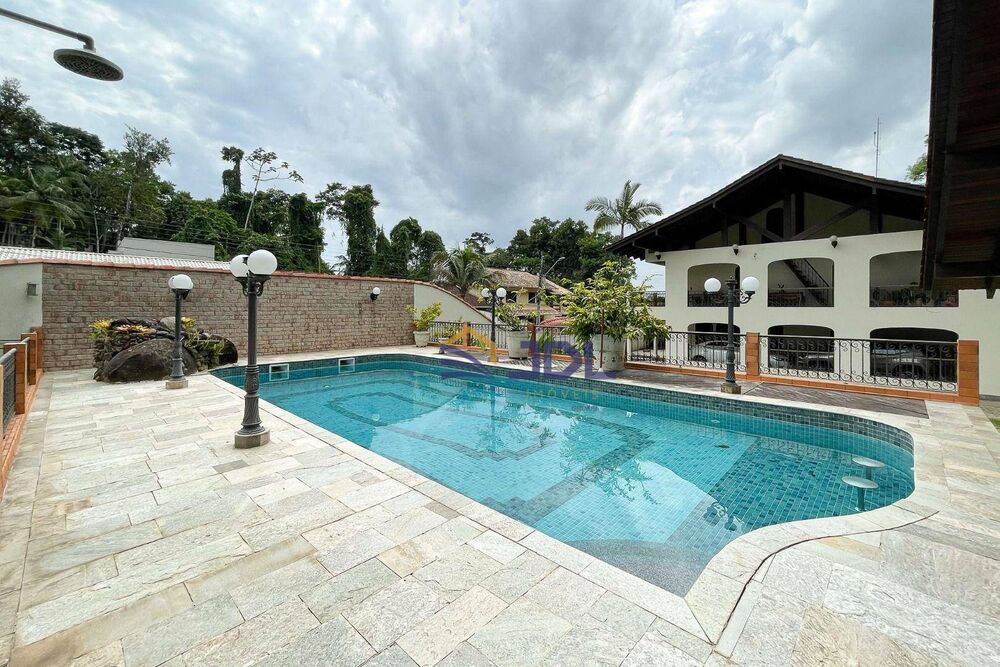 Casa à venda com 3 quartos, 605m² - Foto 2