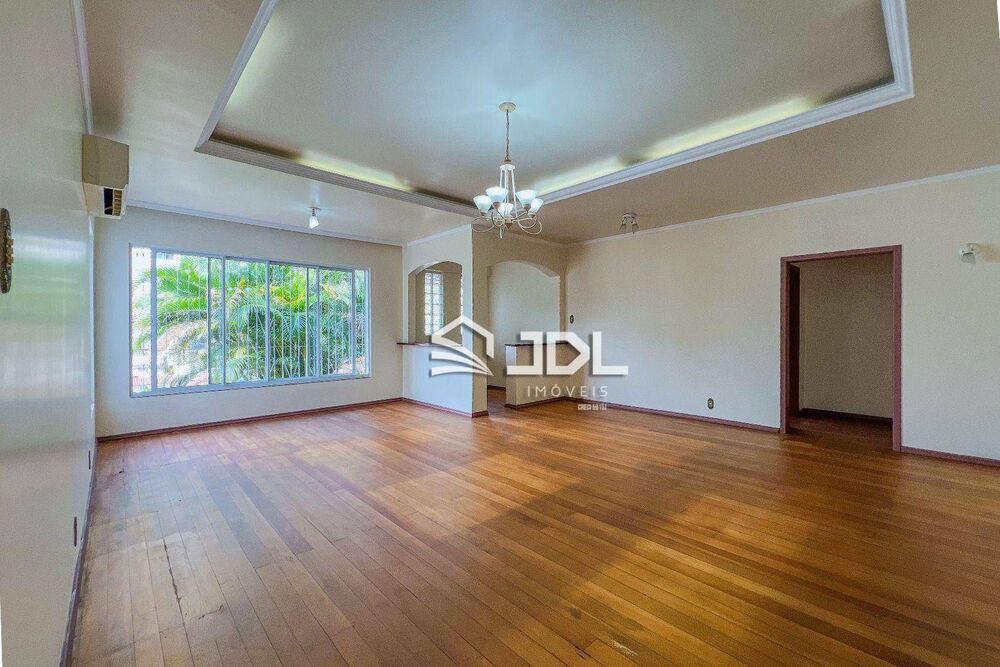 Casa, 4 quartos, 235 m² - Foto 1