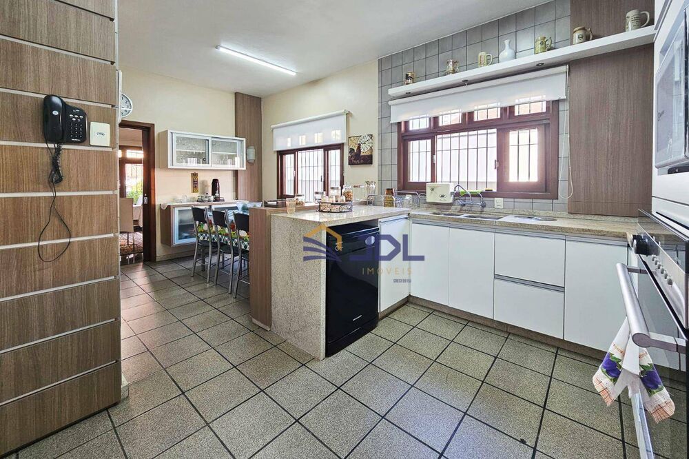 Casa à venda com 6 quartos, 422m² - Foto 2