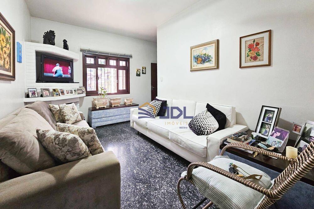 Casa à venda com 6 quartos, 422m² - Foto 1