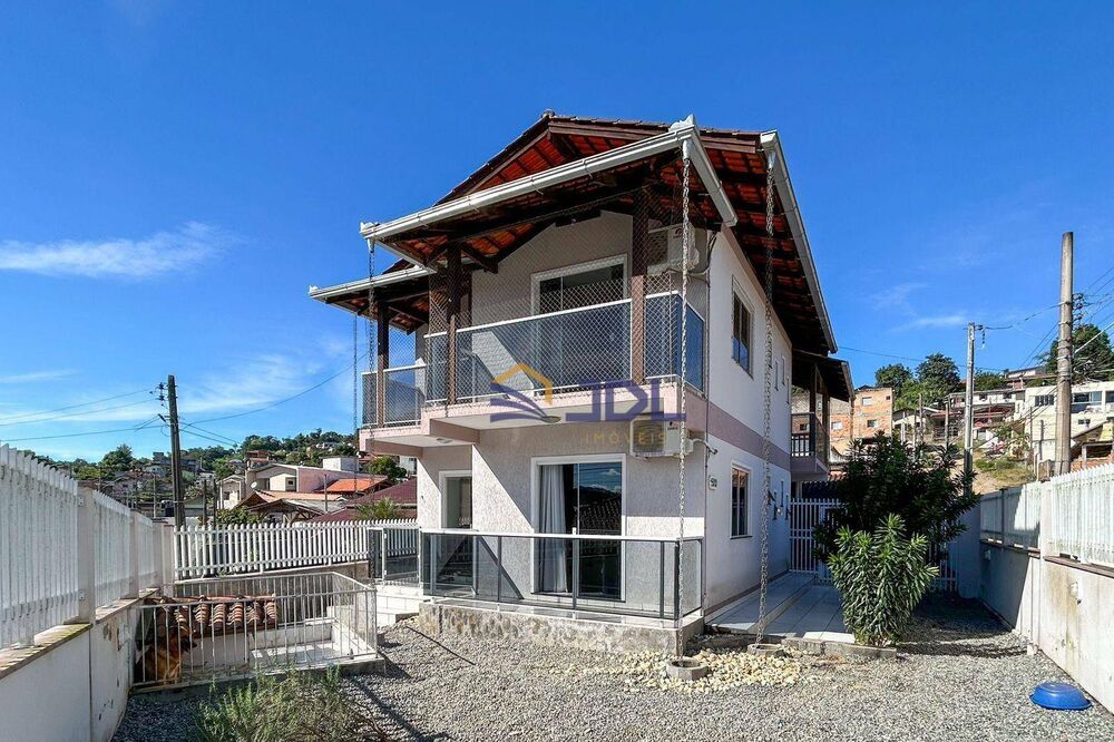 Casa, 4 quartos, 242 m² - Foto 1