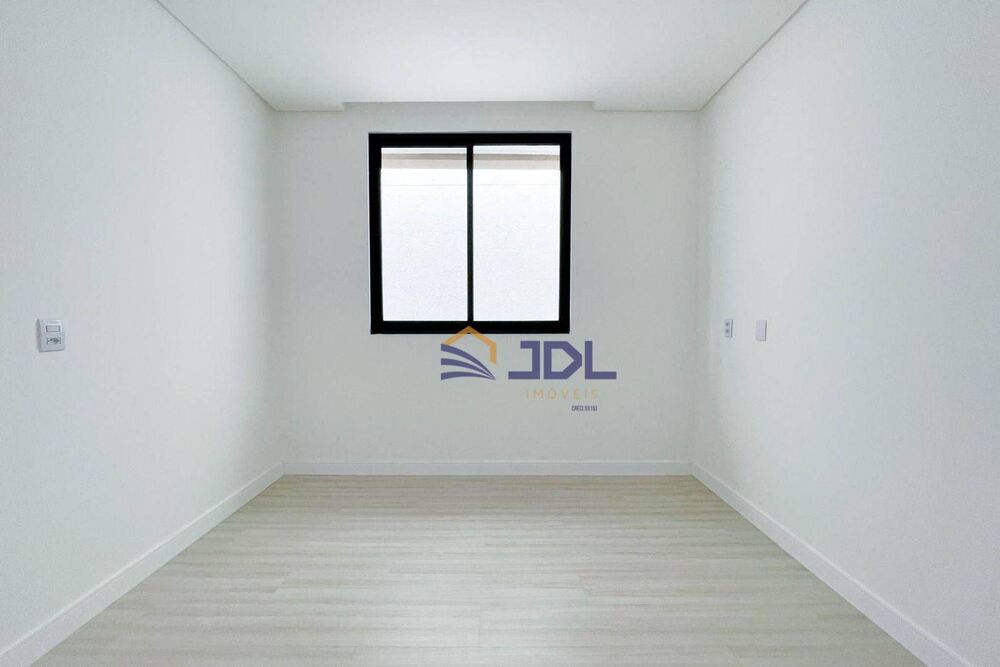 Casa à venda com 3 quartos, 137m² - Foto 1