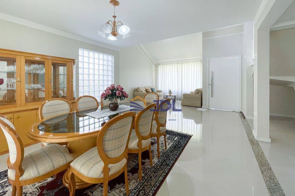 Casa, 3 quartos, 281 m² - Foto 1