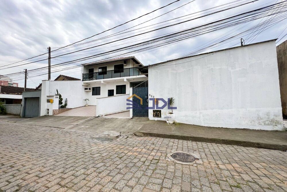 Casa à venda com 3 quartos, 200m² - Foto 4