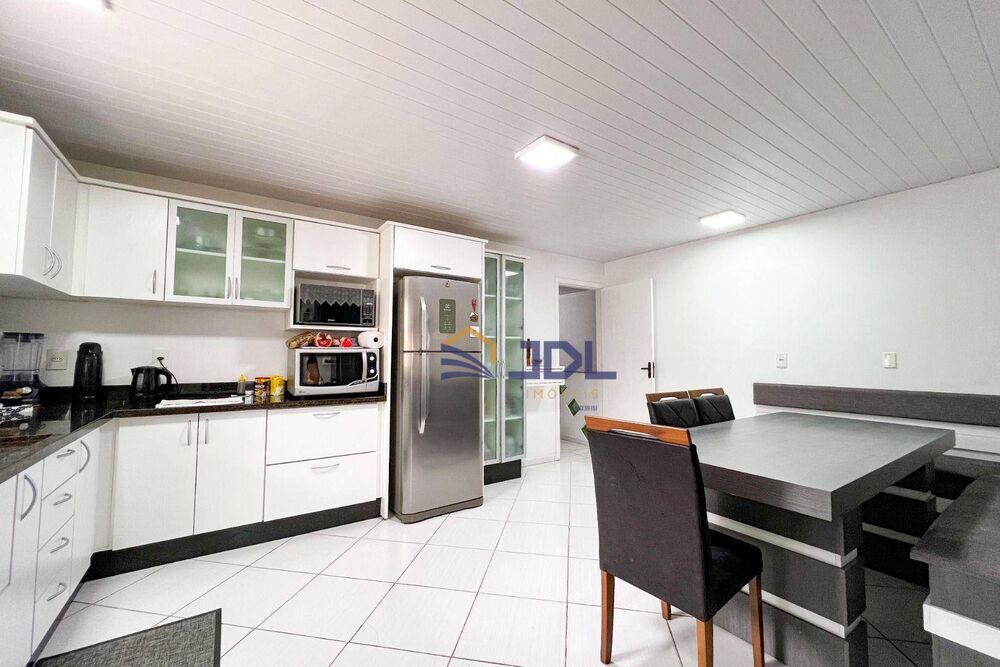 Casa à venda com 3 quartos, 200m² - Foto 2