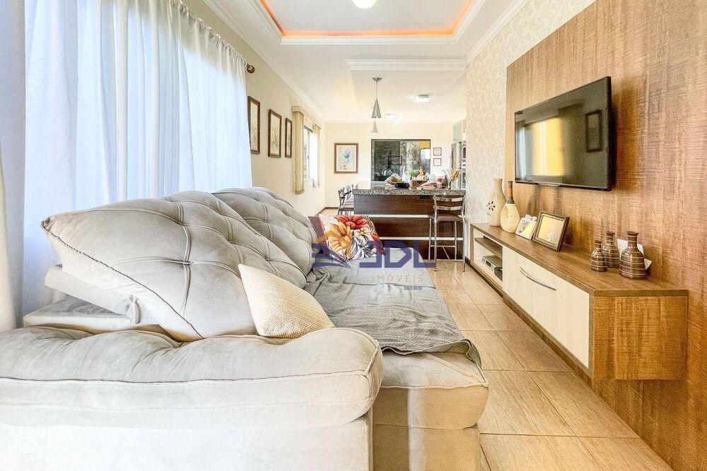 Casa à venda com 3 quartos, 230m² - Foto 1