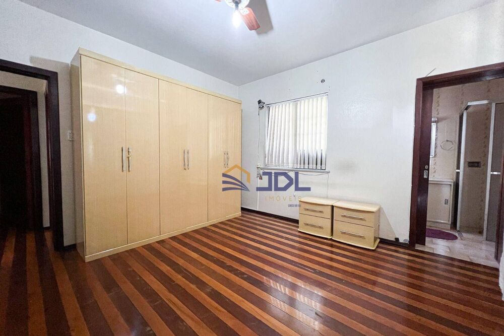 Casa à venda com 4 quartos, 253m² - Foto 2