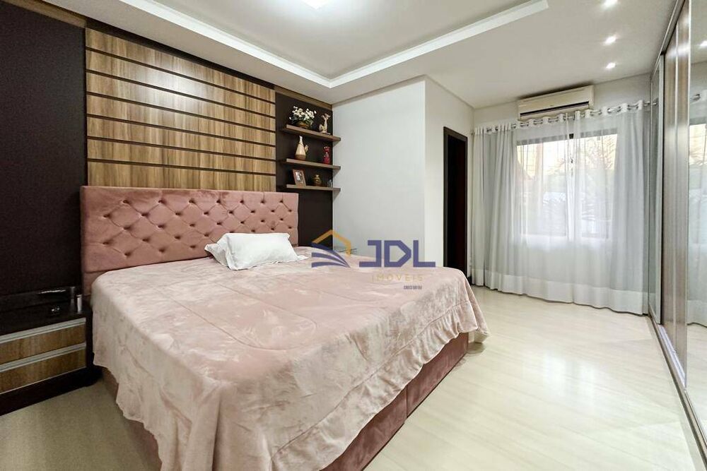 Casa à venda com 3 quartos, 195m² - Foto 2