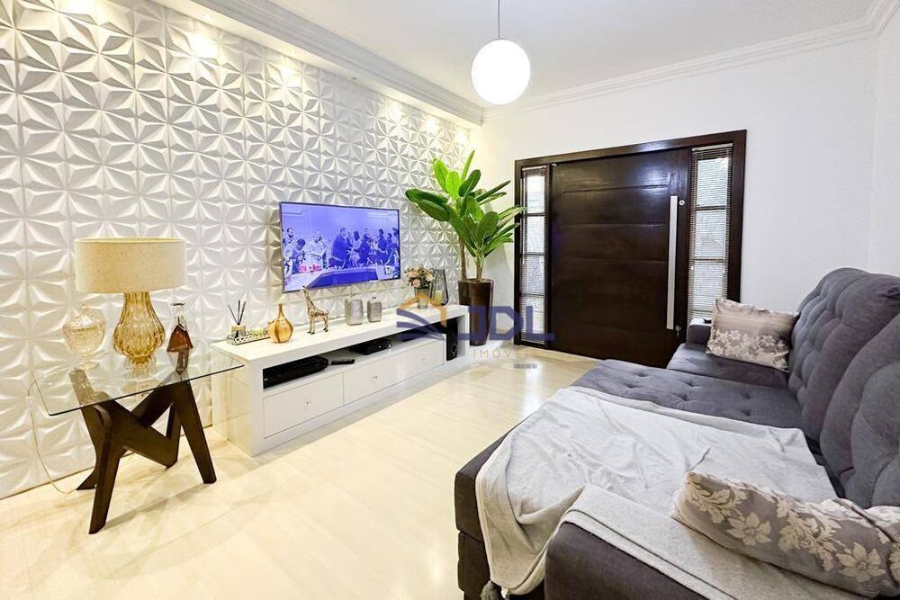 Casa à venda com 3 quartos, 195m² - Foto 1