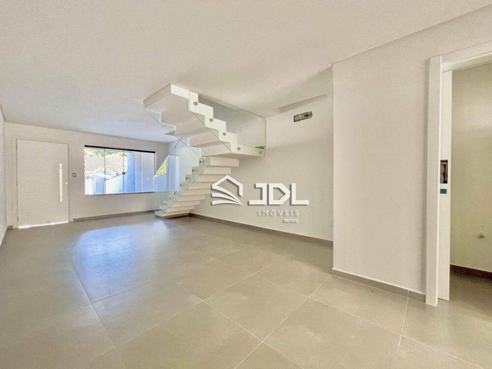 Casa à venda com 3 quartos, 106m² - Foto 1