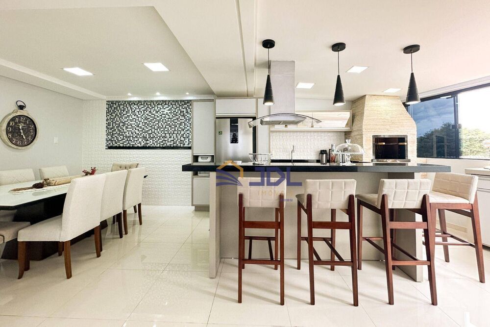 Casa, 4 quartos, 243 m² - Foto 1