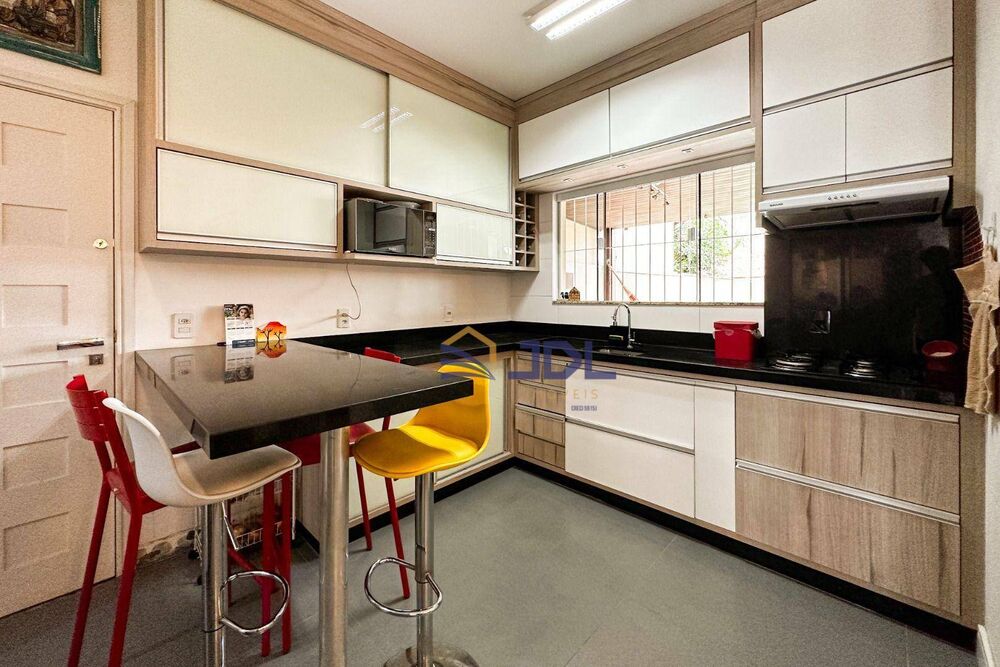 Casa à venda com 3 quartos, 190m² - Foto 2